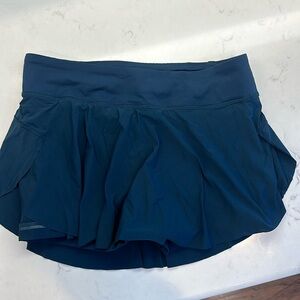 Lululemon lined skirt, size 6, navy blue